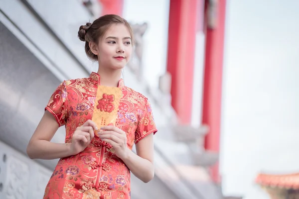 A mulher asiática em vestido chinês segurando couplet 'Happ — Fotografia de Stock