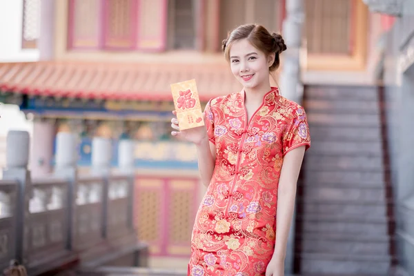 La mujer asiática en vestido chino celebración couplet 'Happ — Foto de Stock