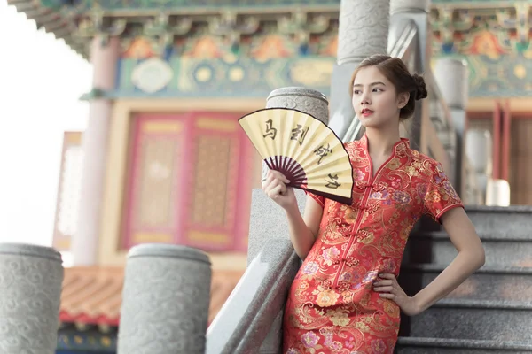 Азиатка в китайском платье держит двойку "успех" (Чин — стоковое фото