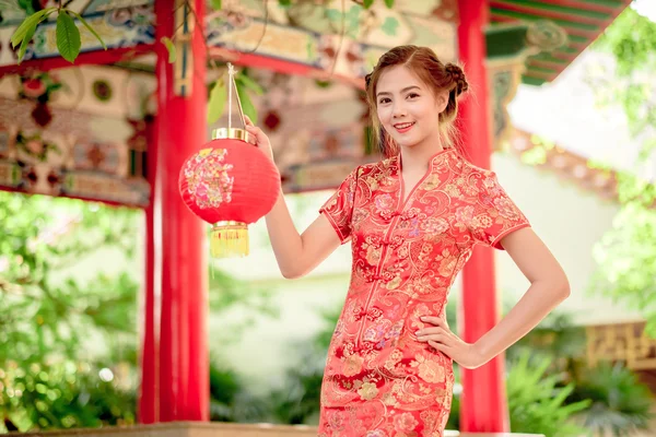 Den asiatiska kinesisk kvinnan i traditionell kinesiska — Stockfoto