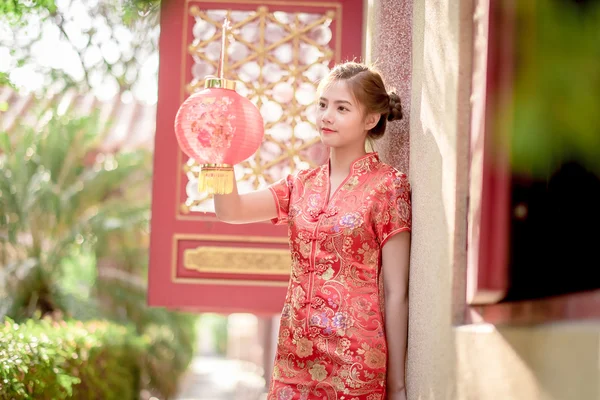 A mulher chinesa asiática em chinês tradicional — Fotografia de Stock