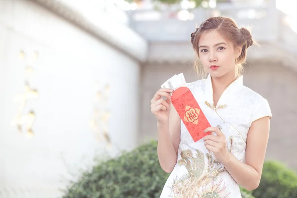 The Asian woman in chinese dress holding couplet 'Lucrativ — Stock Photo, Image