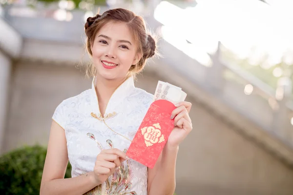 The Asian woman in chinese dress holding couplet 'Lucrativ — Stock Photo, Image