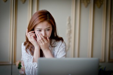 Laptop korku filmi izlerken kadınla 