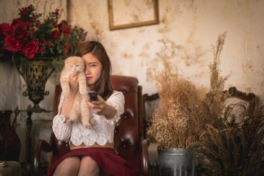 korku filmi izlerken bir uzaktan kumanda tutan kız.