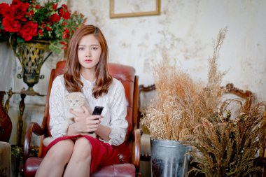 Genç kız üzgün film izlerken bir uzaktan kumanda holding .