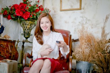 Eğlenceli izlerken bir uzaktan kumanda tutan genç kız film .