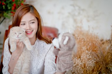 Sevimli kız ve oyun Çorap kuklalar ile kedi