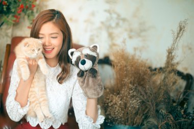 Sevimli kız ve oyun Çorap kuklalar ile kedi