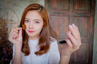 Küçük bir kız tarafından allık kadar makyaj