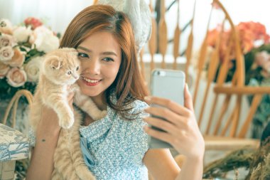 Sevimli küçük bir kız ile selfie kedi .