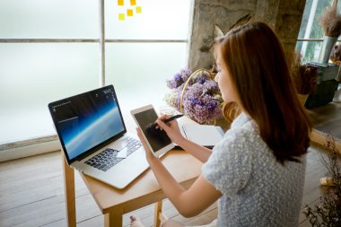 Dizüstü bilgisayar kullanan güzel iş kadını