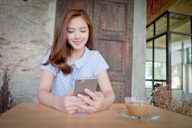 Kızlar cep telefonu üzerinden sohbet mesajları .