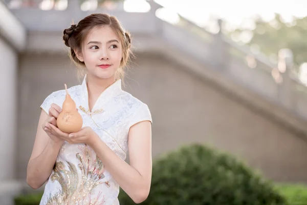 The Asian Chinese woman in Traditional Chinese hold calabash — Stock Photo, Image