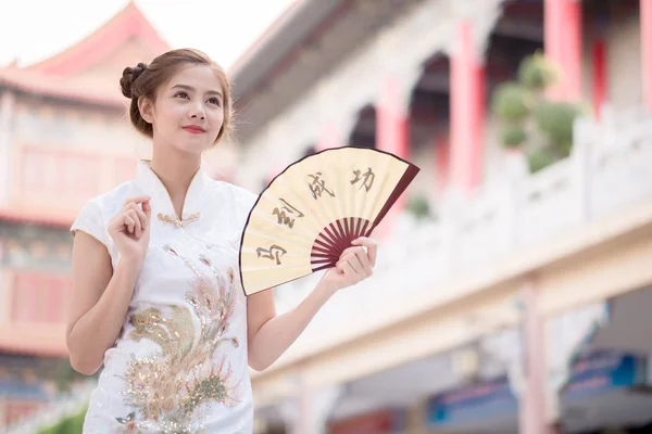 A mulher asiática em vestido chinês segurando couplet 'sucesso' (Chin — Fotografia de Stock