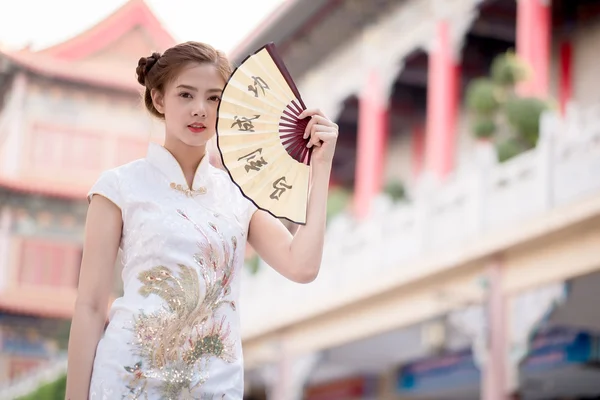 A mulher asiática em vestido chinês segurando couplet 'sucesso' (Chin — Fotografia de Stock