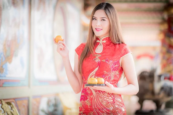 La asiático chino mujer en tradicional china holding naranja pa — Foto de Stock