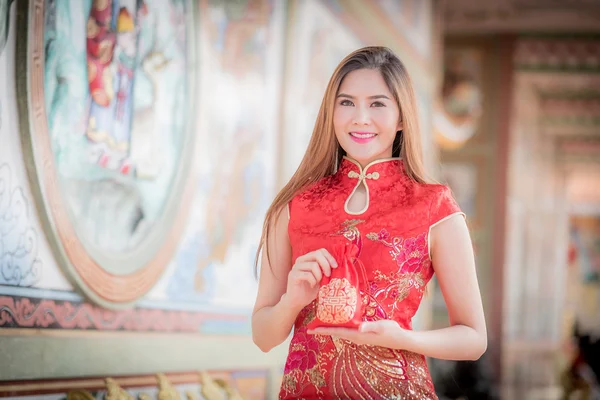 Mulher chinesa asiática em tradicional chinês segurar saco de presente — Fotografia de Stock