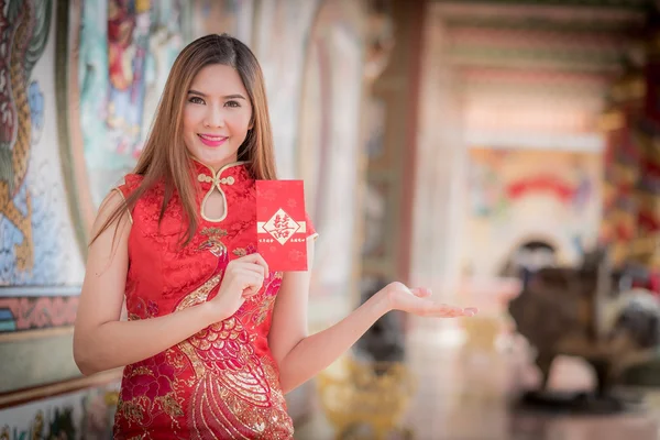Азиатка в китайском платье держит Гаппа — стоковое фото