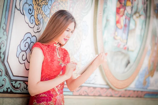 Den asiatiska kinesisk kvinnan i traditionell kinesiska och håll tablel c — Stockfoto