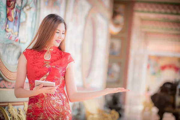Азиатская китаянка в традиционном китайском и держать таблицу с — стоковое фото