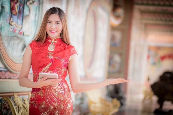 La mujer china asiática en chino tradicional y mantener la tabla c — Foto de Stock