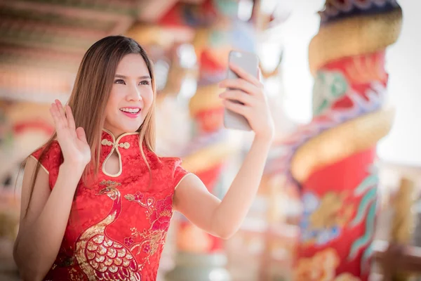 Asiática china mujer en tradicional china y mantener el teléfono — Foto de Stock