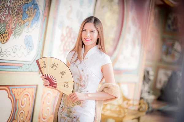 Την ασιατική γυναίκα σε κινέζικο φόρεμα κρατώντας το δίστιχο «επιτυχία» (πηγούνι — Φωτογραφία Αρχείου