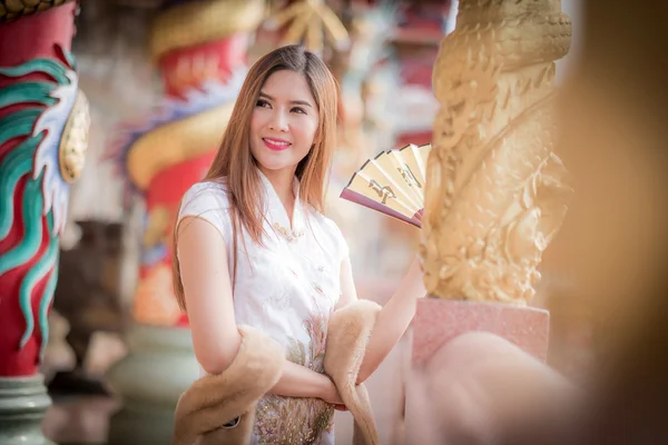 De Aziatische vrouw in chinese jurk bedrijf couplet 'succes' (kin — Stockfoto