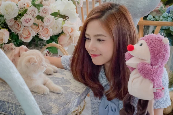 Sevimli kız ve oyun Çorap kuklalar ile kedi