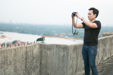 mutlu genç hipster adam film kamera ile