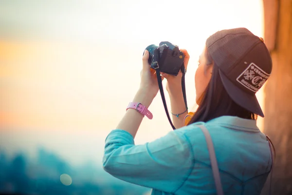 Die Fotografin lächelt Vintage-Kamera-Konzept — Stockfoto