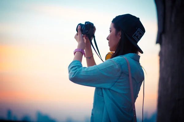 La fotógrafa sonriendo concepto de cámara vintage — Foto de Stock