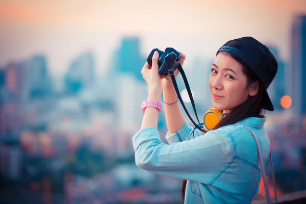 Жіночий фотограф Усміхаючись Вінтаж Концепція камери — стокове фото