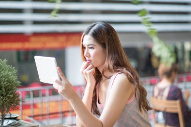 Kadın üzgün film tablet izlerken laptop ile