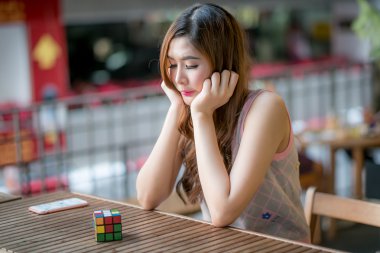 Asyalı güzel kız Rubik küpü çözmek için