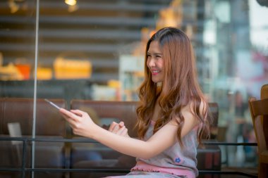 Eğlenceli izlerken bir uzaktan kumanda tutan genç kız film