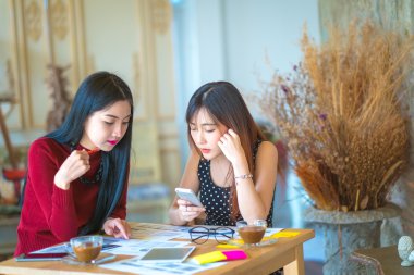 O tipik bir masada oturan çalışan genç kadın girişimci