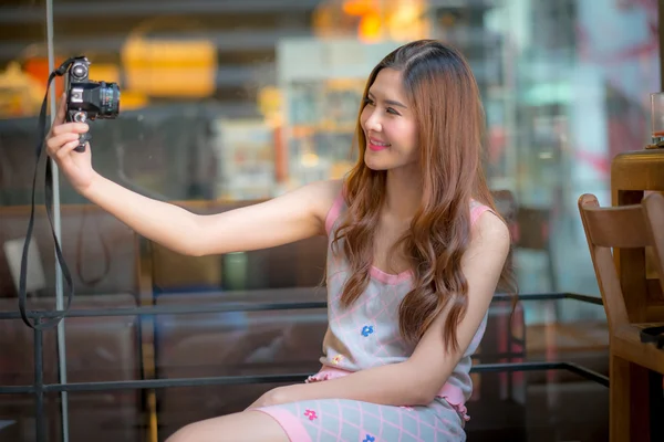 De vrouw van de toeristische reizen op vakantie, en fotograferen van th — Stockfoto