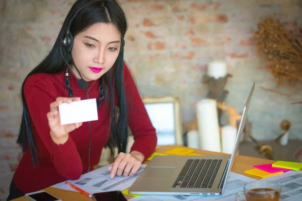 Hermosa freelancer femenina posando y trabajando en línea con la cabeza — Foto de Stock