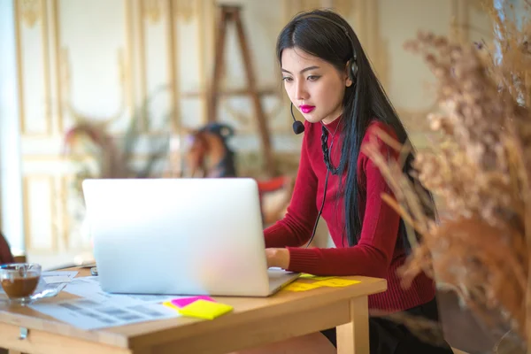 Hermosa mujer freelancer hablando en una videoconferencia sobre lin — Foto de Stock