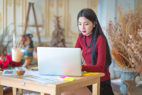 Lin bir video konferansta konuşan güzel bağımsız erkek