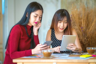 O tipik bir masada oturan çalışan genç kadın girişimci
