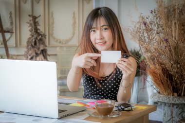 Poz ve seyir ve çalışma güzel freelancer erkek bir