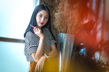 Gençlik ve teknoloji. Smartwatch USI olan kadın hayran