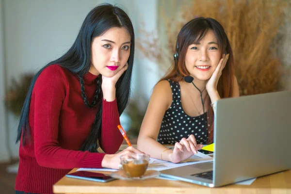 2 Operadora de atención al cliente femenina con auriculares — Foto de Stock