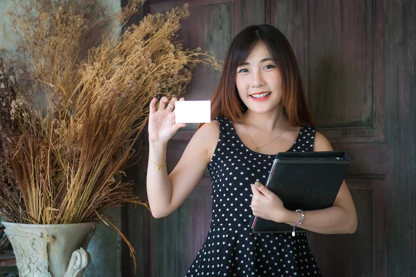 Schöne Freelancer weiblich posiert und arbeitet und sieht ca. — Stockfoto