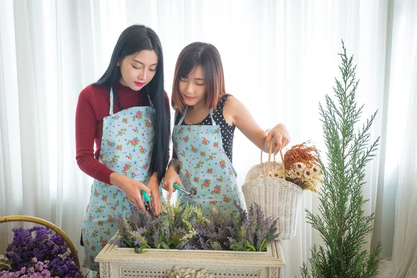 Dos hermosas chicas trabajando en el jardín . — Foto de Stock