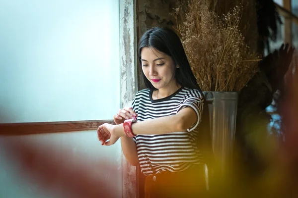 La juventud y la tecnología. Mujer joven asombrada con smartwatch usi — Foto de Stock