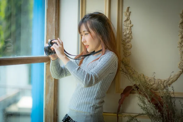 Retrato de una hermosa chica con una cámara tomando fotos —  Fotos de Stock